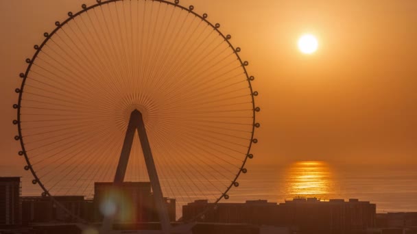 Solnedgång Över Bluewaters Med Modern Arkitektur Och Pariserhjul Antenn Timelapse — Stockvideo