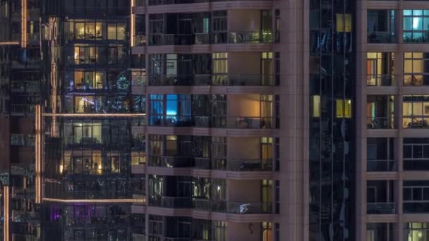 Gece Vakitlerinde Apartmanların Pencereleri Evlerin Pencerelerinden Gelen Işık Parlak Odalı — Stok video