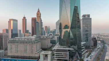 Dubai Uluslararası Finans Bölgesi, günden geceye geçiş zamanı. Gün batımından sonra iş yerinin gökyüzü manzarası. Şehir merkezine yakın otelleri ve alışveriş merkezleri olan gökdelenler.