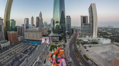 Dubai Uluslararası Finans Bölgesi 'nin panoraması günden geceye geçiş zamanı. Gün batımından sonra iş yerinin gökyüzü manzarası. Şehir merkezine yakın otelleri ve alışveriş merkezleri olan gökdelenler.