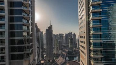 Panorama, Dubai Marina ve JBR bölgesini ve güneş doğarken Basra Körfezi 'ndeki ünlü Ferris Wheel zaman çizelgesini ve altın kum plajlarını gösteriyor.