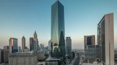 Dubai Uluslararası Finans Bölgesi, günden geceye geçiş zamanı. Gün batımından sonra panoramik ofis kulesi manzarası. Şehir merkezine yakın otelleri ve alışveriş merkezleri olan gökdelenler.