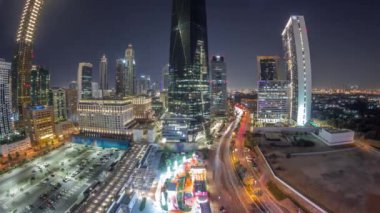 Dubai Uluslararası Finans Bölgesi 'nin Panorama' sı tüm gece boyunca ışıklar kapalıyken. İş yeri kulelerinin panoramik hava görüntüsü. Otellerle ve alışveriş merkezleriyle aydınlatılmış gökdelenler.