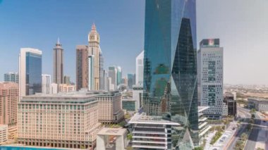 Dubai Uluslararası Finans Bölgesi tüm gün boyunca gölgelerin hızla hareket ettiği bir zaman dilimi. İş ve finans kulelerinin panoramik manzarası. Otelleri ve alışveriş merkezleri olan gökdelenler