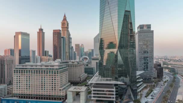 Dubai International Financial District 시간을 기준으로 공중에서 사무용 타워가 보인다 — 비디오