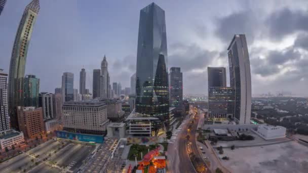 迪拜国际金融区的全景彻夜未眠 日出时的商业写字楼空中景观 附近有宾馆和购物中心的明亮的摩天大楼 — 图库视频影像