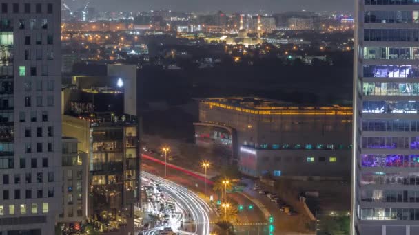 ドバイ アラブ首長国連邦を背景に 一晩中のタイムラプスとデイラ地区のDifc地区近くのAl Saada通りのトラフィックのスカイラインビュー 金融中心部の摩天楼上からの眺め — ストック動画