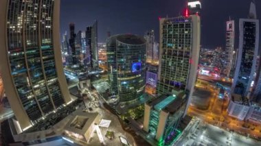 Dubai Uluslararası Finans Merkezi gökdelenlerinin panoraması tüm gece boyunca hava zaman ayarlı. Aydınlatılmış kuleler yukarıdan görünüyor ve ışıklar sönüyor