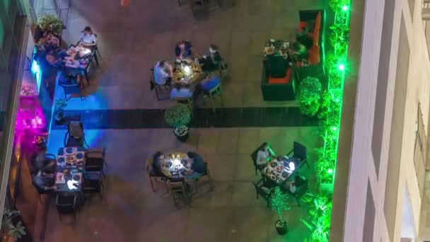 餐厅内设有桌椅的户外露台 夜间鸟瞰全景 人们在工作日结束时坐在一起吃饭 — 图库视频影像