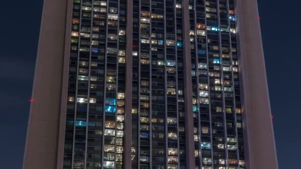 Grandes Janelas Brilhantes Piscando Escritório Moderno Edifício Residencial Timelapse Noite — Vídeo de Stock