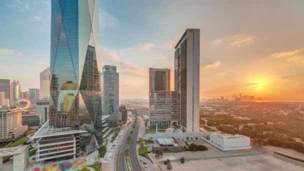 迪拜国际金融区的黎明已经过去 上午的商业办公大楼全景航空图 有橙色云天的摩天大楼 — 图库视频影像