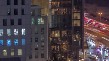 Dubai, BAE 'deki Al Saada caddesindeki ofis kulelerinde parlayan camlar ve trafik. Finans merkezindeki gökdelenler yukarıdan hava görüntüsü.