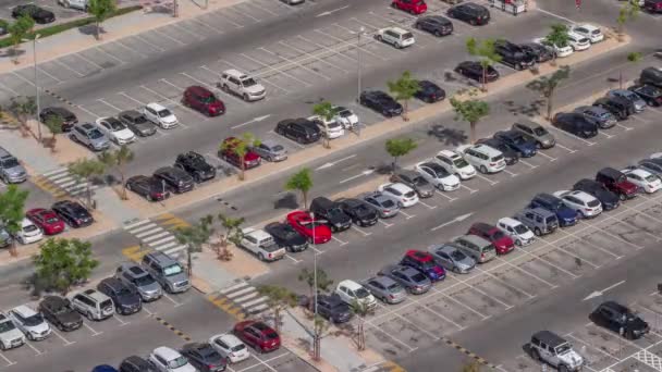 Vista Superior Estacionamento Ocupado Com Muitos Carros Movendo Dentro Fora — Vídeo de Stock