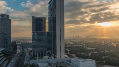 Dubai Uluslararası Finans Bölgesinde Gündoğumu geçiş zamanı. Sabahları panoramik ofis kulelerinin görüntüsü. Şehir merkezine yakın otelleri ve alışveriş merkezleri olan gökdelenler.