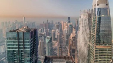 Dubai Marina 'nın Skyline panoramik görüntüsü sabahları kıyı şeridi boyunca cam yüzeyi olan gökdelenlerle çevrili yapay bir kanal gösteriyor. Yüzen yatlar ve tekneler. Dubai, BAE