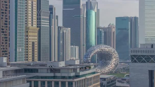 迪拜国际金融区空中黎明时间过去了 密切观察商业和金融办公大楼 市区附近设有酒店和博物馆的摩天大楼 — 图库视频影像
