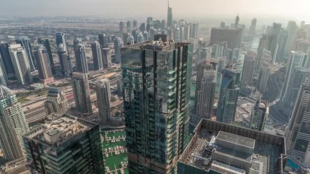 Dubai Marina Und Jlt District Mit Verkehr Auf Der Autobahn — Stockvideo