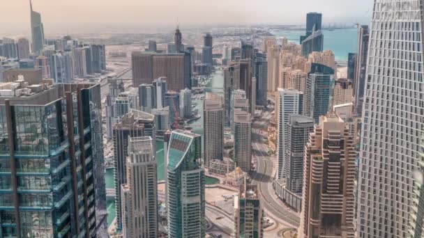 Skyline Panoramisch Uitzicht Dubai Marina Met Een Kunstmatig Kanaal Omgeven — Stockvideo