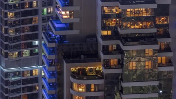 现代塔楼窗户上的灯光 带着明亮的窗户和阳台的公寓楼外面的时间过去了 摩天大楼的空中景观 从上方照射到地面 — 图库视频影像
