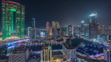 Dubai Marina Panoraması 'nda limana parkedilmiş tekneler ve tüm gece boyunca kanalın etrafında aydınlık gökdelenler vardı. Arka planda JBR kuleleri ve ışıkları kapatılmış