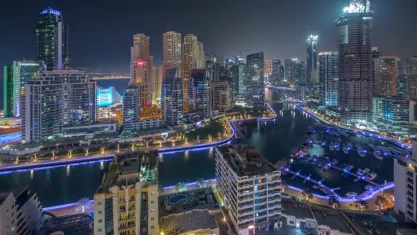 Dubai Marina Катерами Яхтами Припаркованными Гавани Освещенными Небоскребами Вокруг Канала — стоковое видео