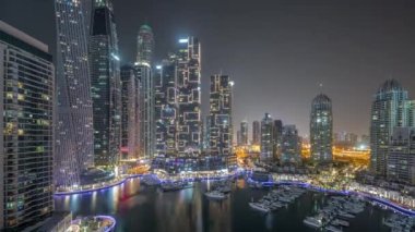Dubai marinası limandaki en uzun gökdelenler ve yatlar tüm gece boyunca, ışıklar kapalıyken. Apartman binaları, oteller ve ofis blokları, modern konut geliştirme