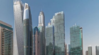 Panorama, Dubai marinasının limandaki en yüksek gökdelenleri ve yatları gösteriyor. Apartman binalarına, otellere ve ofis bloklarına, BAE 'nin modern yerleşim alanlarına bak
