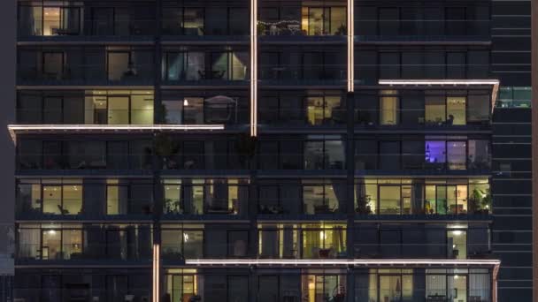 Çok Katlı Cam Binaların Panoramik Pencerelerindeki Çok Renkli Işıkların Düz — Stok video