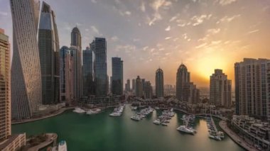 Dubai marinasında gün doğumu en yüksek gökdelenler ve yatlar güneş doğmadan önce havadan sabah saatlerinde. Apartman binalarına, otellere ve ofis bloklarına, BAE 'nin modern yerleşim alanlarına bak