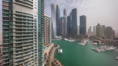 Dubai marinası en uzun gökdelenler ve limandaki yatlar tüm gün boyunca gölgeler hızla ilerledi. Apartman binaları, oteller ve ofis blokları, modern yerleşim alanları