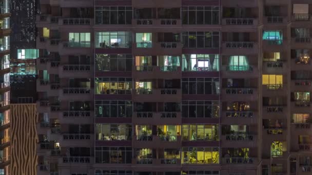 พาโนรามายามค นแบนของแสงหลายส ในหน างของอาคารอพาร ทเม นหลายช นเวลาทางอากาศ กระฟ แสงสว างในเม — วีดีโอสต็อก