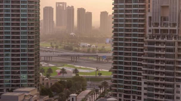 Dubai Marinasından Sabah Sisli Yeşil Bölgedeki Kulelerin Hava Gündoğumu Görüntüsü — Stok video