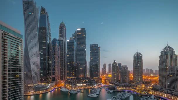 Dubai Marina Mais Altos Arranha Céus Iates Porto Noite Aérea — Vídeo de Stock