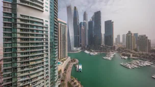Dubai Jachthaven Hoogste Wolkenkrabbers Jachten Haven Luchtfoto Timelapse Gedurende Hele — Stockvideo