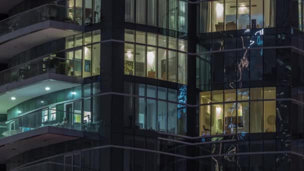 Плоская Ночная Панорама Многоцветного Света Окнах Жалюзи Многоэтажных Зданий Воздушного — стоковое видео