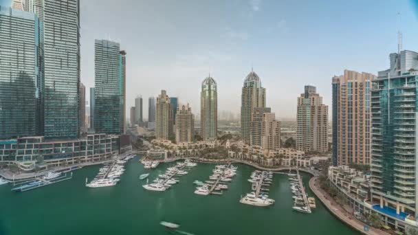 Ylellinen Jahti Lahti Kaupungin Antenni Timelapse Panoraama Dubain Satamassa Auringonlaskun — kuvapankkivideo