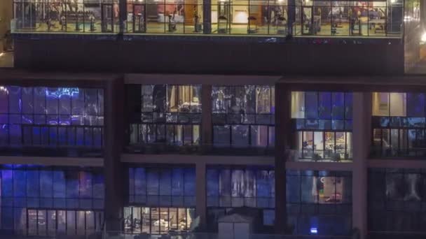 Panorama Nocturno Plano Luz Multicolor Ventanas Edificios Varios Pisos Con — Vídeo de stock