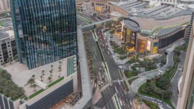 Alışveriş merkezi ve trafiği olan Dubai şehir merkezinin hava manzarası günden geceye geçiş zamanı yukarıdan, UAE Modern gökdelenler ve oteller