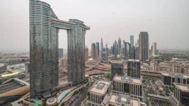 Fütürist Dubai Şehir Merkezi ve finans bölgesi gökyüzü gününden geceye geçiş zamanı. Birçok aydınlık kule ve gökdelenler caddelerde trafik var.