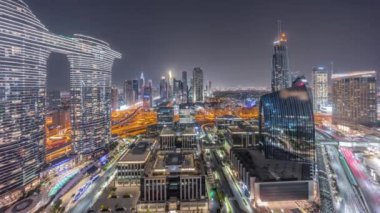 Fütürist Dubai Şehir Merkezi ve finans bölgesi gökdelenleri tüm gece boyunca. Birçok aydınlık kule ve gökdelenler ve caddelerde trafik ışıkları sönük