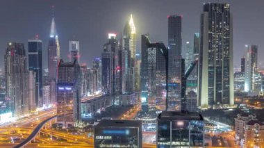 Dubai Finansal Merkezi 'nin Panorama' sı. Tüm gece boyunca gökdelenler ışıklandırıldı ve ışıklar söndü. Yoğun karayolu boyunca kulelerin hava görüntüsü