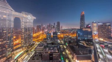 Fütürist Dubai Şehir Merkezi ve finans bölgesi gökyüzü gece gündüz geçiş zamanı. Gün doğmadan önce caddelerde trafik olan birçok kule ve gökdelen