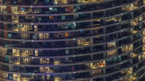 Außenansicht Von Fenstern Wohnungen Eines Hochwertigen Gebäudes Zeitraffer Der Nacht — Stockvideo