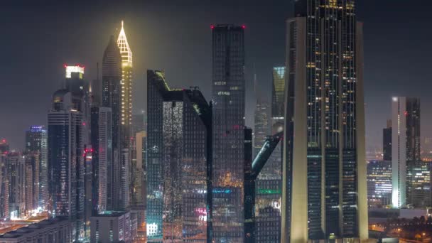 Närbild Dubai Financial Center Distrikt Med Höga Skyskrapor Belysta Hela — Stockvideo