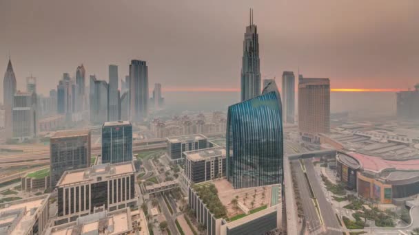 未来的迪拜市中心和金融区的天际线在日出空中掠过 许多塔楼和摩天大楼被晨雾覆盖着 — 图库视频影像