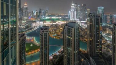 Dubai şehir merkezinde, tüm gece boyunca havadan çekilmiş fıskiyeler ve modern fütüristik mimari ile. Gökdelenlere panoramik bir manzara eski bir şehir ve ışıkları sönen bir alışveriş merkezi.