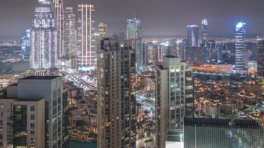 Panorama, büyük, fütüristik şehir gece zaman çizelgesini gösteriyor. Dubai, Birleşik Arap Emirlikleri 'nin gökdelenleri ve geleneksel evleri olan iş sahası ve şehir merkezi..