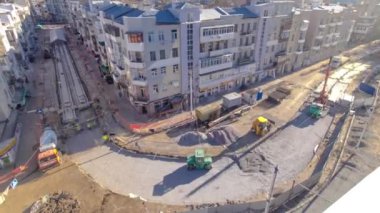 Beton, yol onarım şantiyesinde çok sayıda işçi ve mikser zaman ayarlı çalışıyor. Tramvay raylarının yeniden inşası. Tüm gün boyunca hava üst görünümü