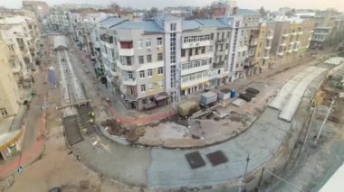 Şehir yolundaki tramvay rayları için koruyucu maske takviyesi olan işçiler yukarıdan havadan zaman ayarlı inşaat yapıyorlar. Tramvay raylarının yeniden inşası.