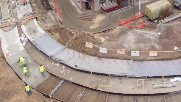 Trabajos Hormigón Para Construcción Carreteras Con Muchos Trabajadores Mezcladora Grúa — Vídeo de stock